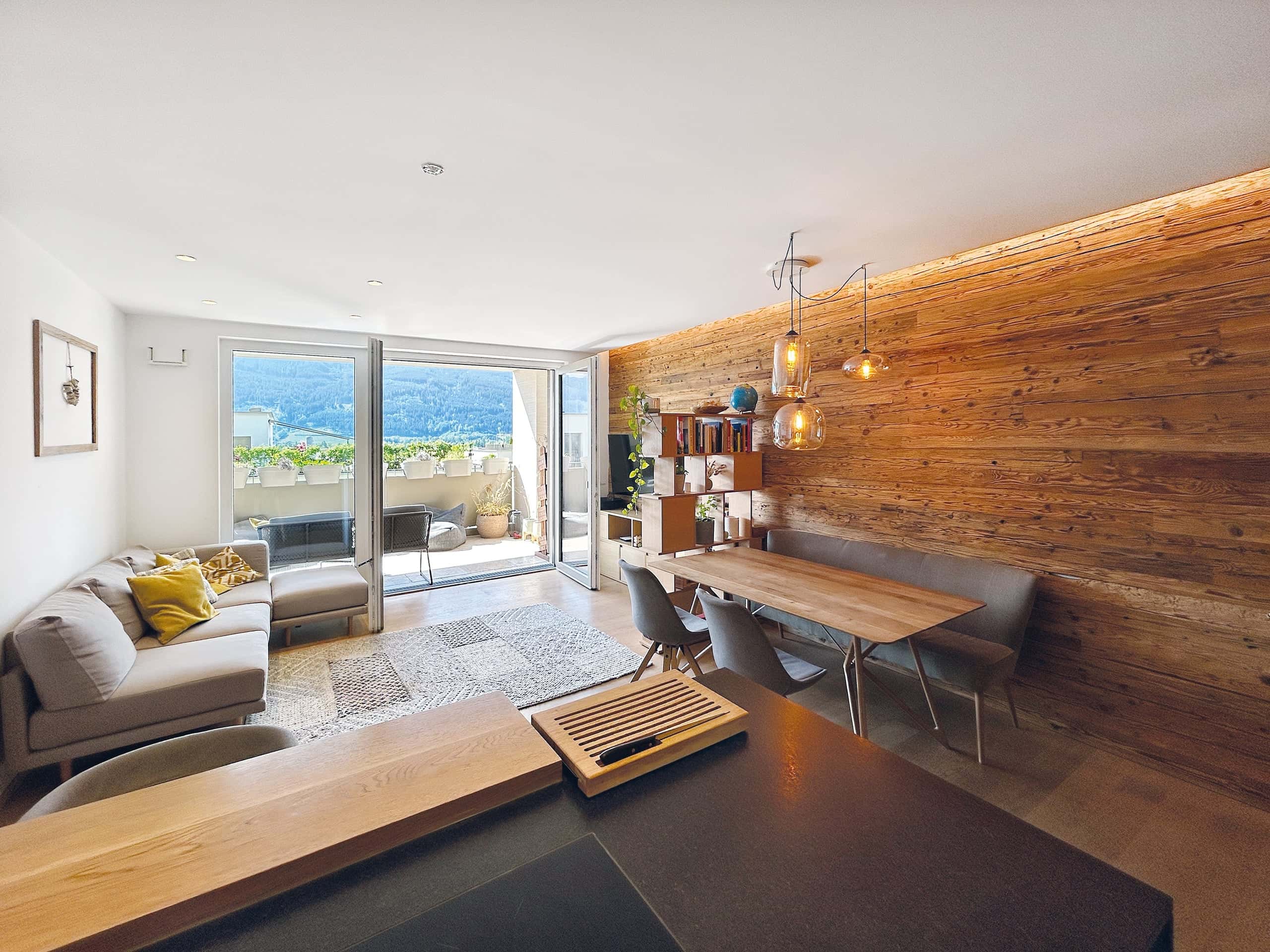 Etage kaufen in Zell am See — gemütlicher Wohn-Essbereich in alpinem Ambiente