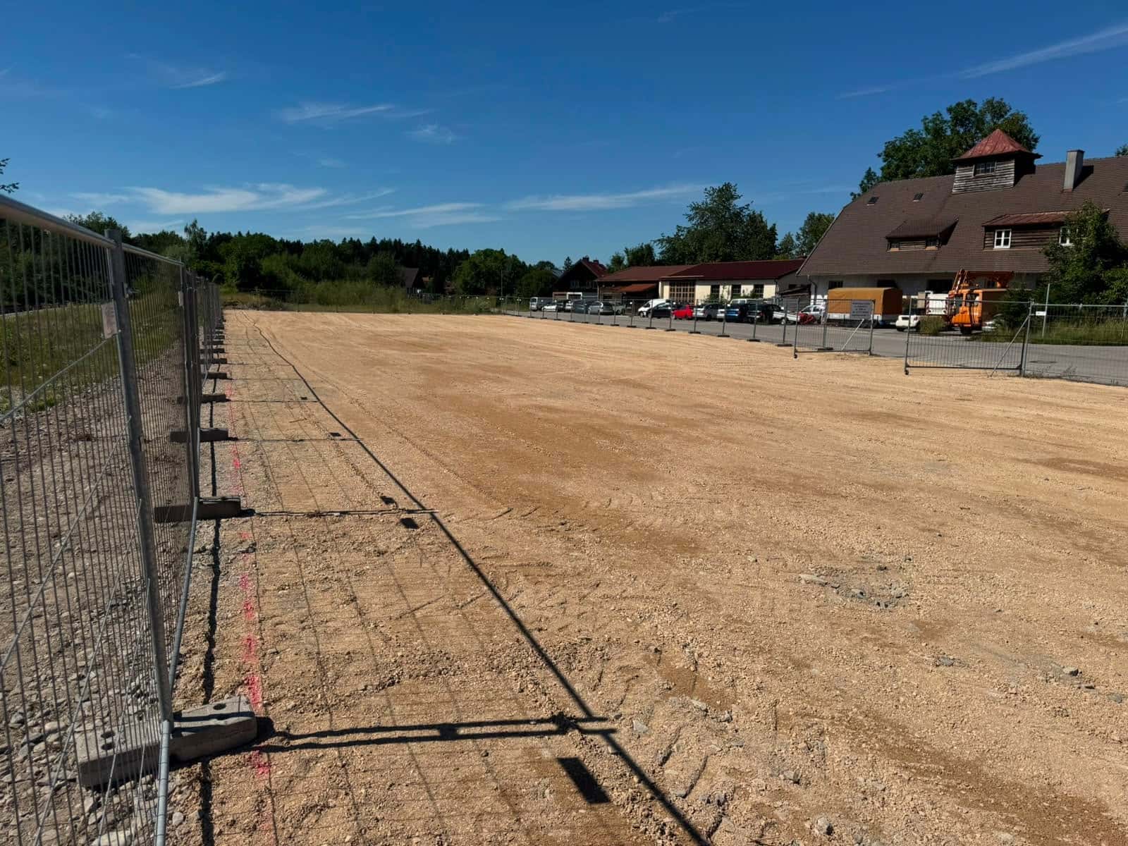 Blick über die Fläche entlang der Einzäunung