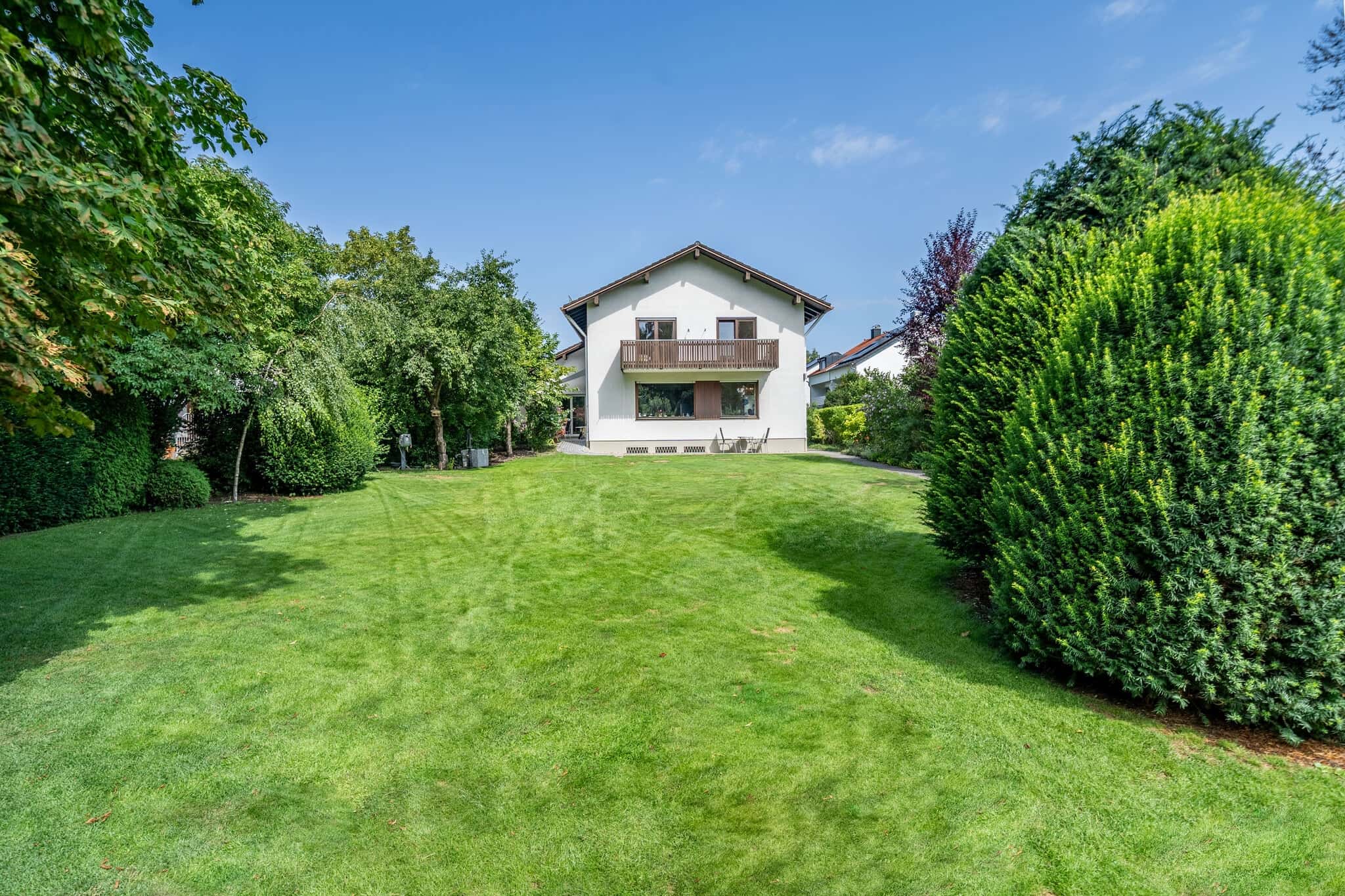 Garten mit Blick zum Haus