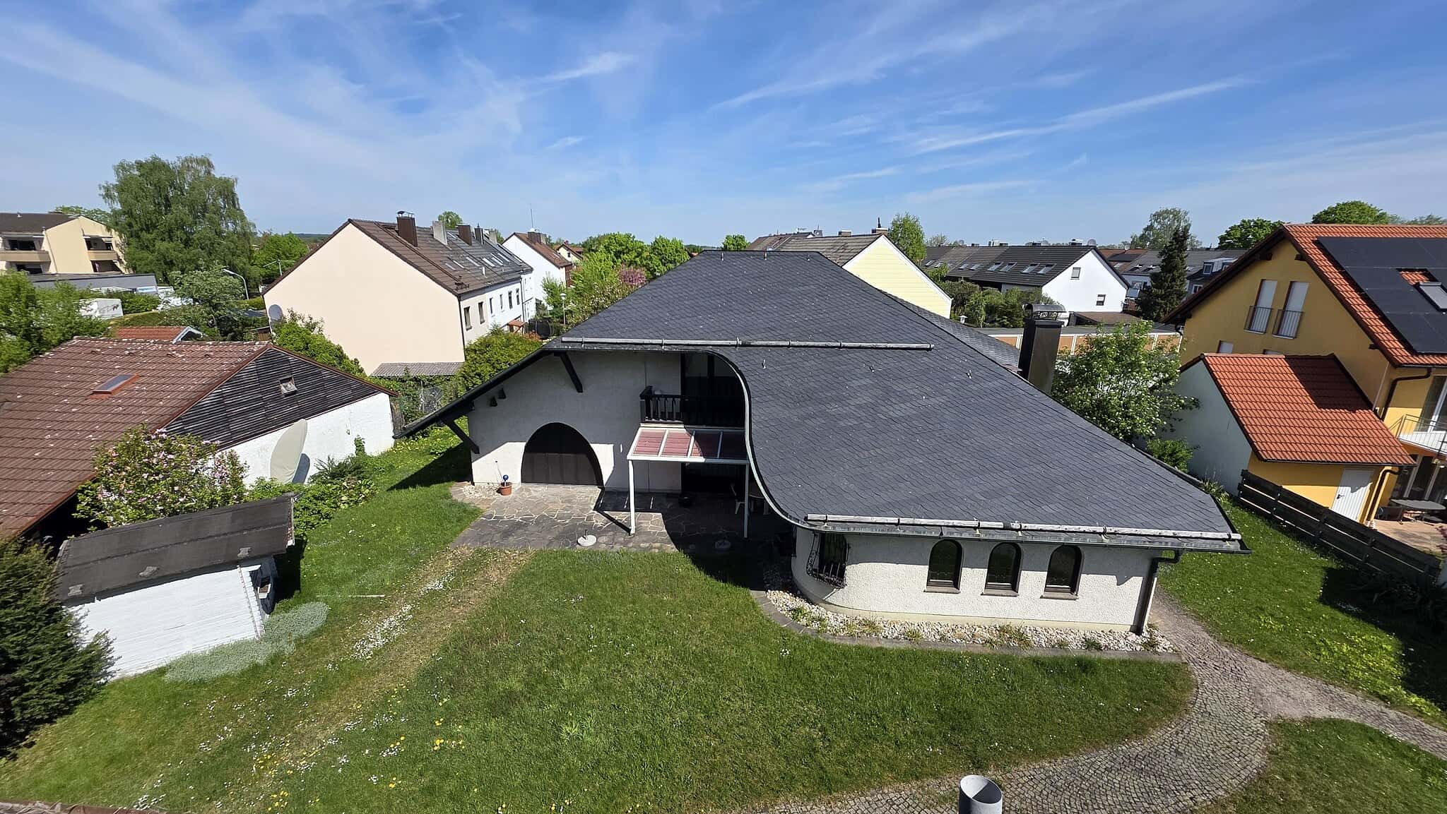 Blick über das Grundstück auf das Haus