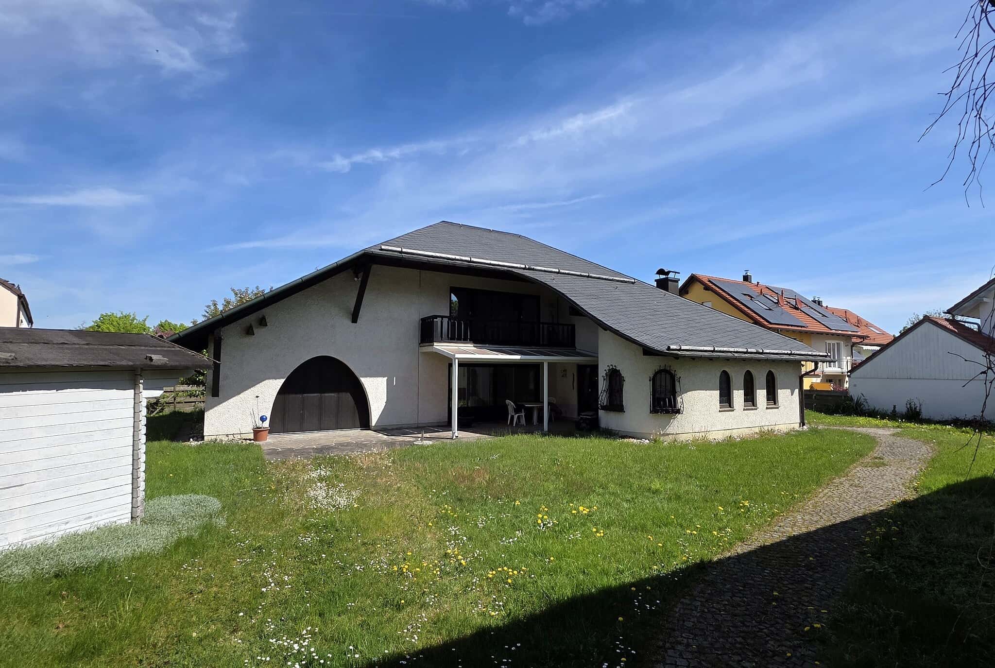 Gartenseite mit überdachter Terrasse