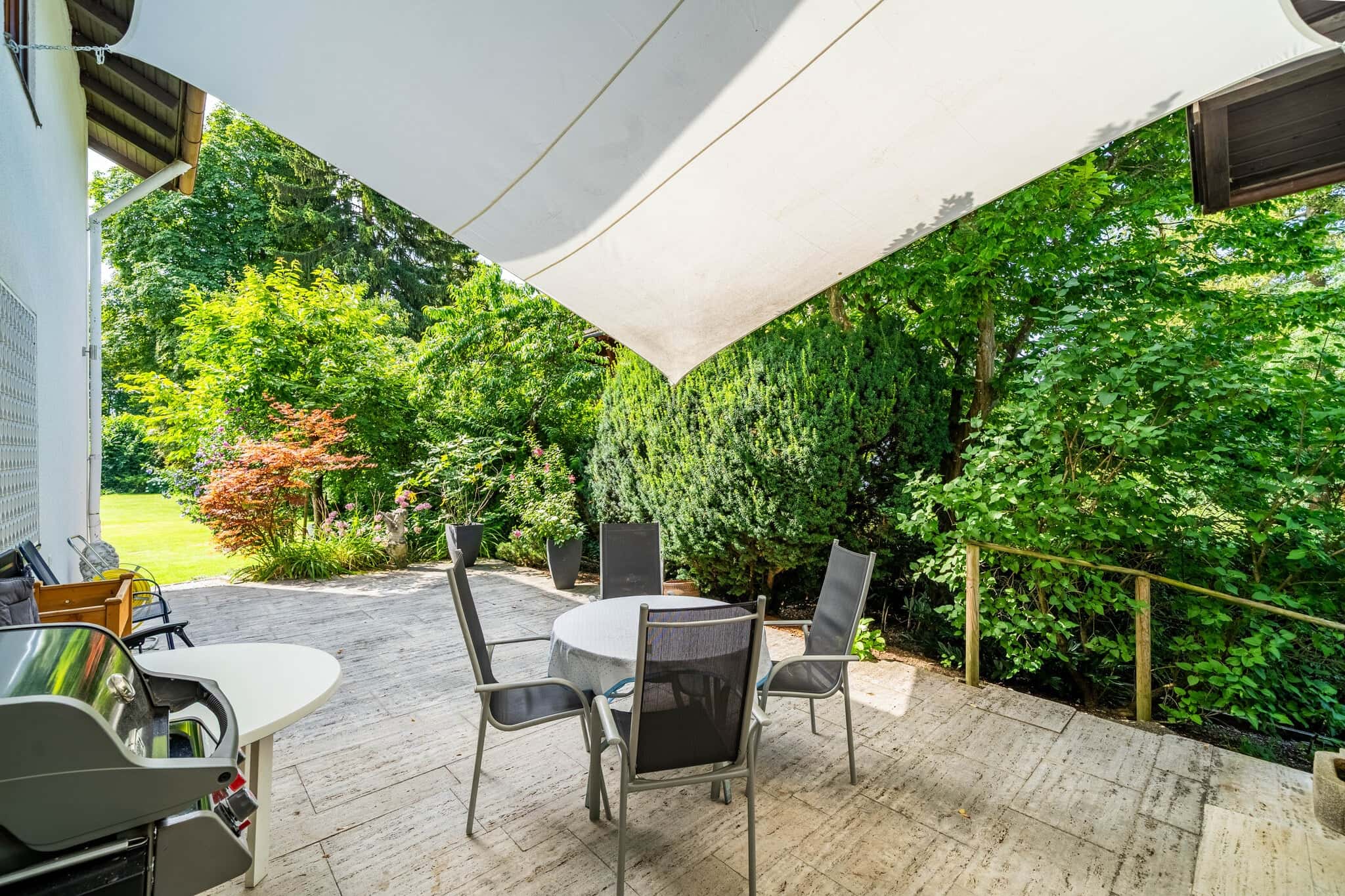 Terrasse mit Sonnensegel