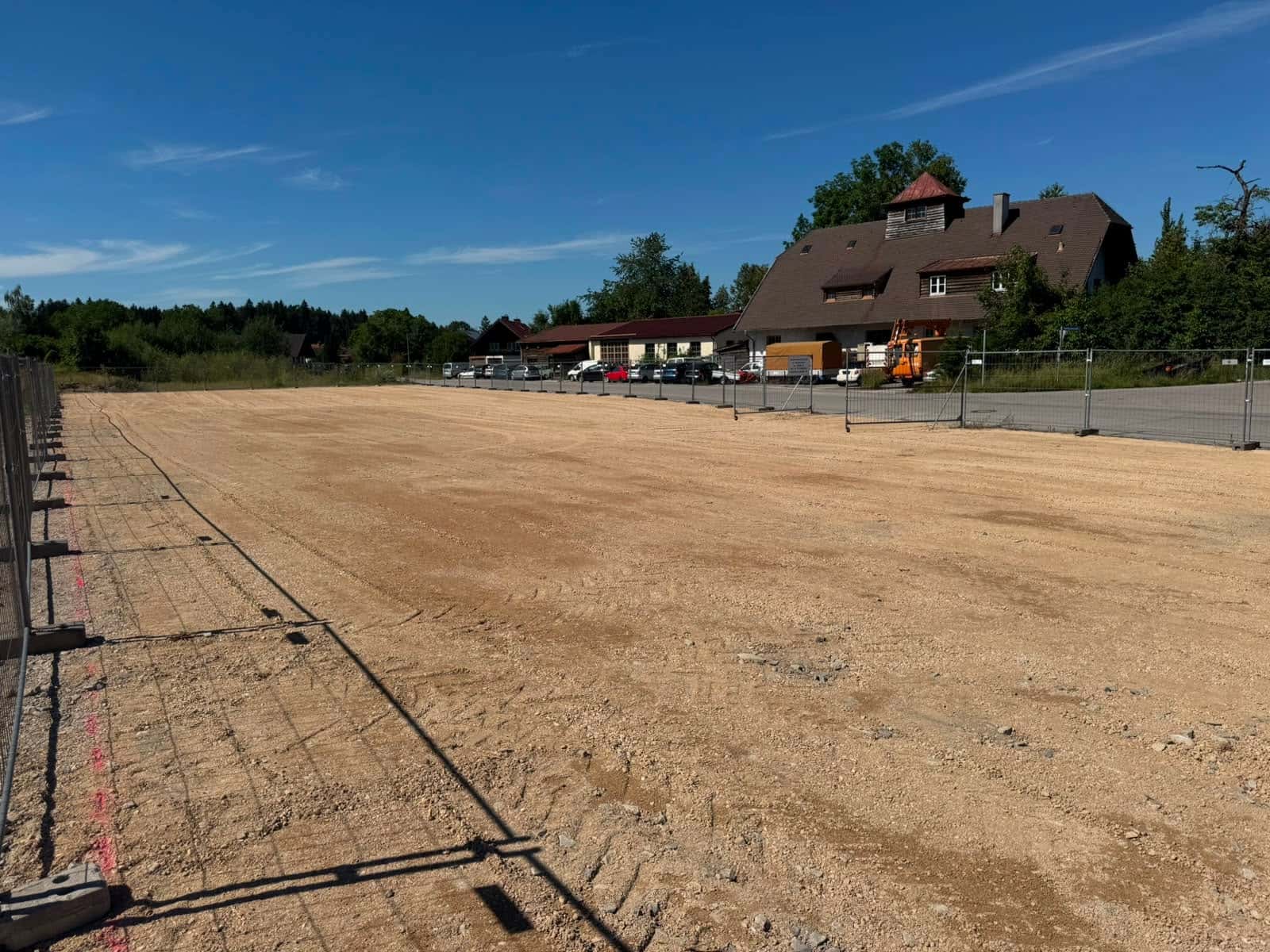 Grundstücksfläche mit Blick zur Straße