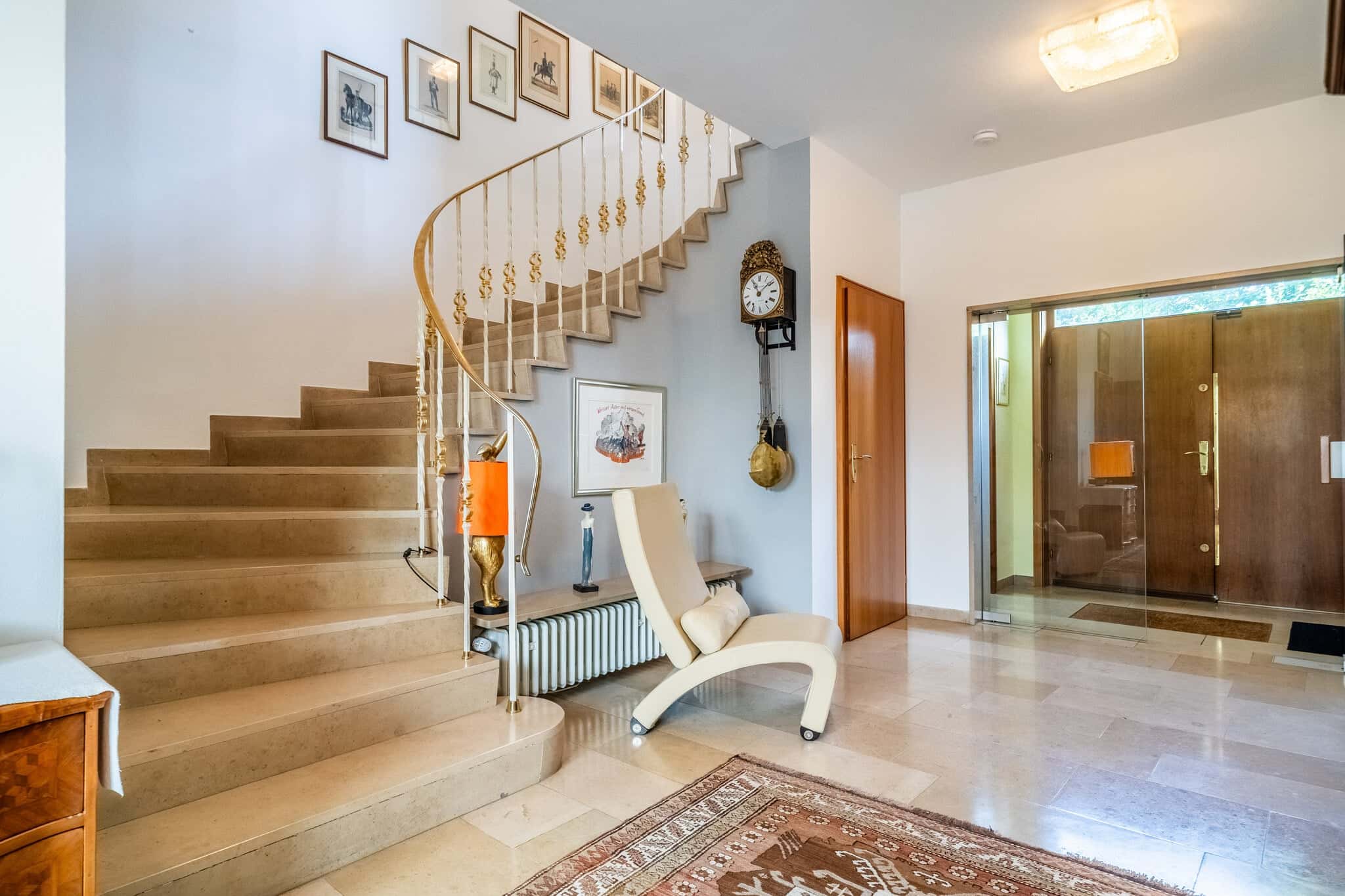 Eingangshalle mit geschwungener Treppe
