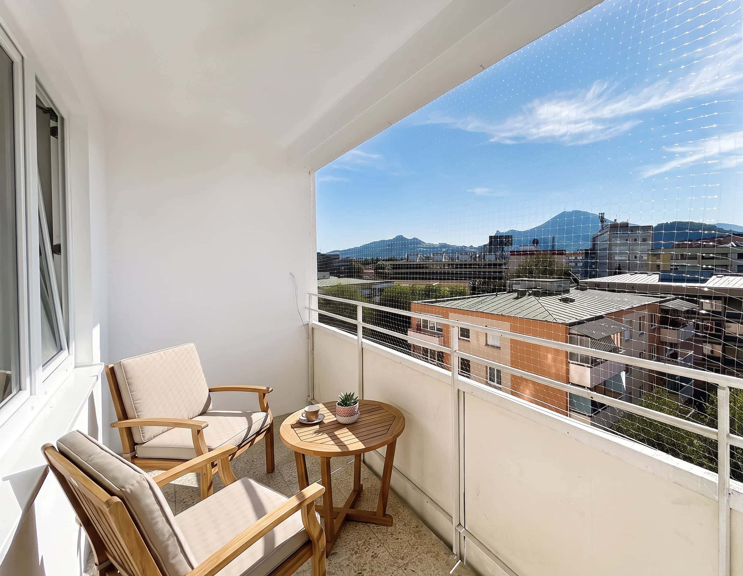 Apartment kaufen in Salzburg — sonnige Loggia in südöstlicher Ausrichtung mit Panoramablick