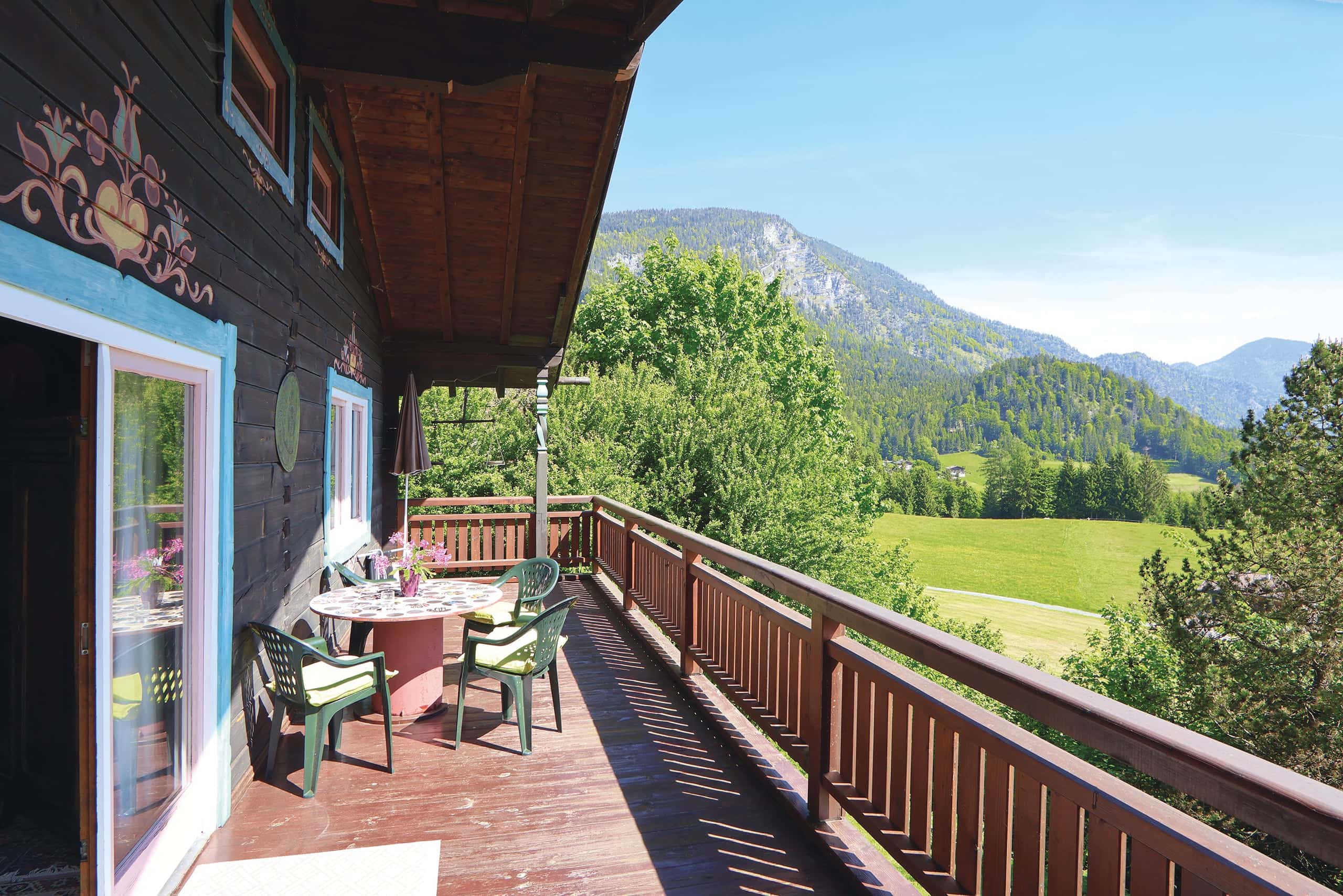 großer Balkon mit traumhafter Aussicht auf die umliegende Bergwelt