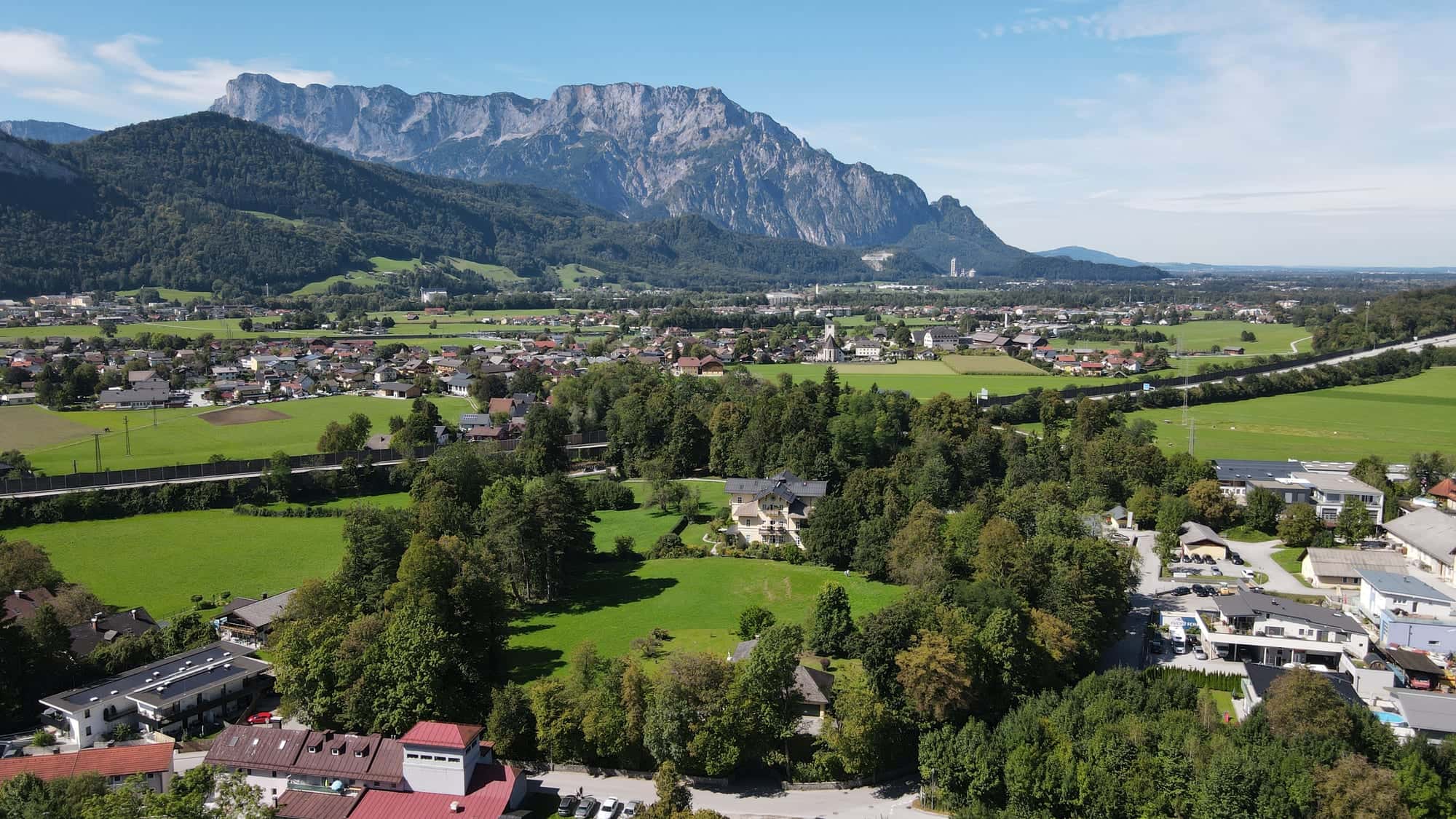 Luftbild von Hallein mit Altstadt und Salzach im Tennengau