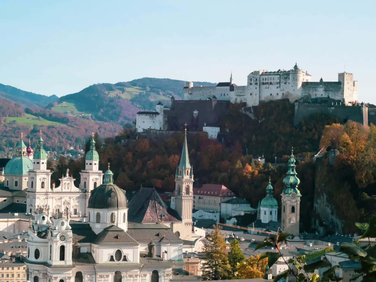 Blick über Hallein und den Salzburger Süden mit dem Tennengebirge im Hintergrund